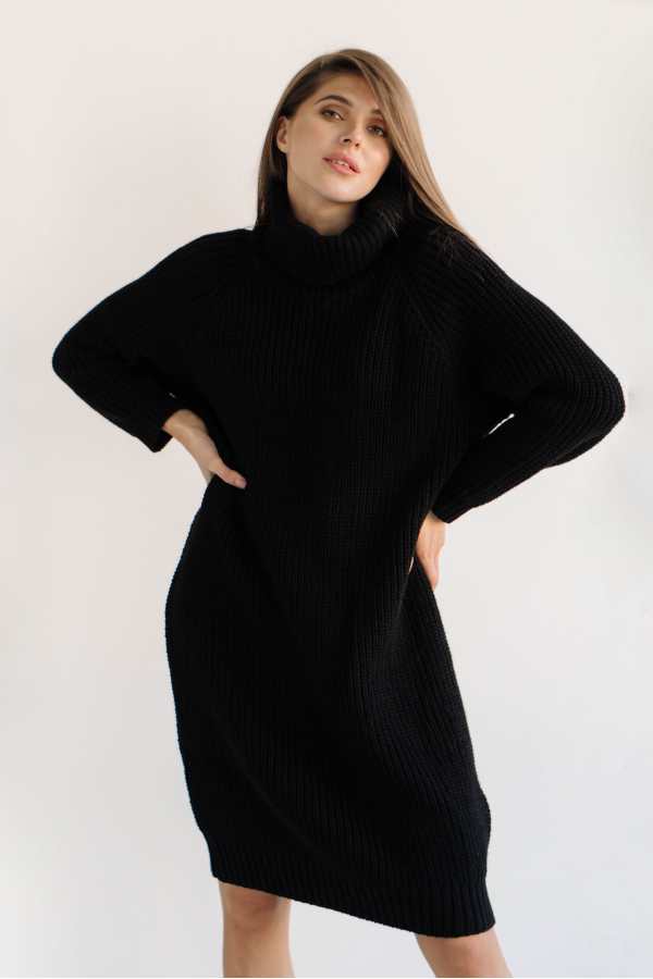Сукня-светр під горло чорного кольору 1
