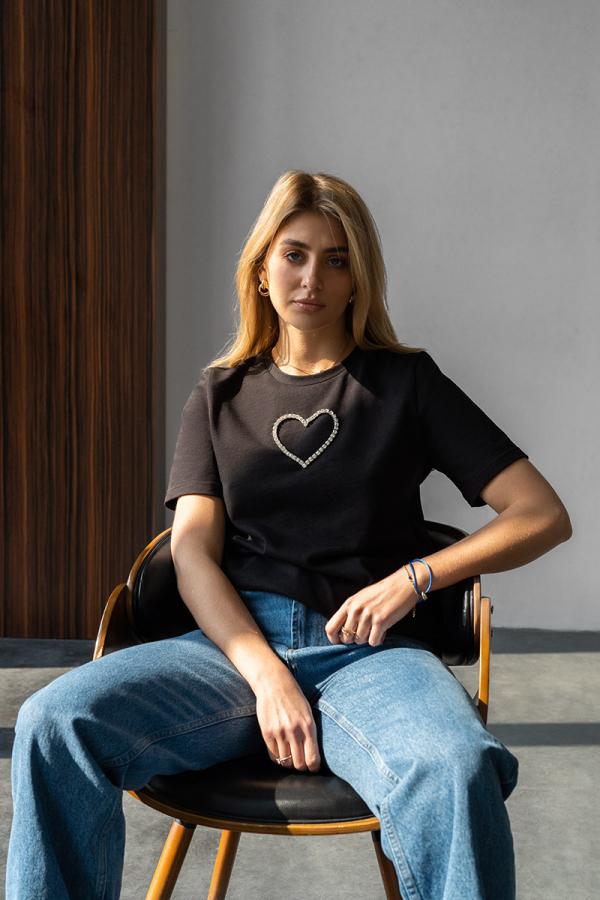 Футболка чорного кольору зі стразами Heart 1