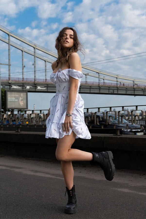 Сукня міні сатинова білого кольору з принтом КОХАYOU 1