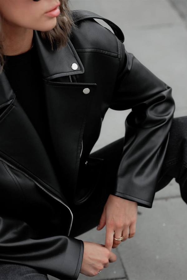 Куртка-косуха чорного кольору з ремінцем 1