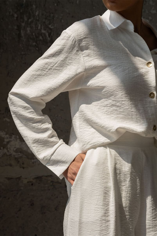 Сорочка білого кольору від костюму з шортами 1