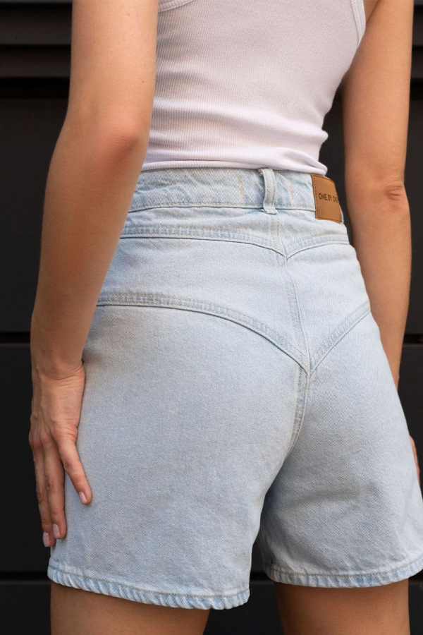 Шорти джинсові блакитного кольору з двома кишенями 1