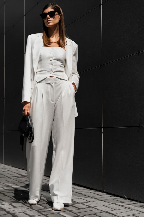 Жакет однобортний білого кольору від костюму зі штанами та топом 1