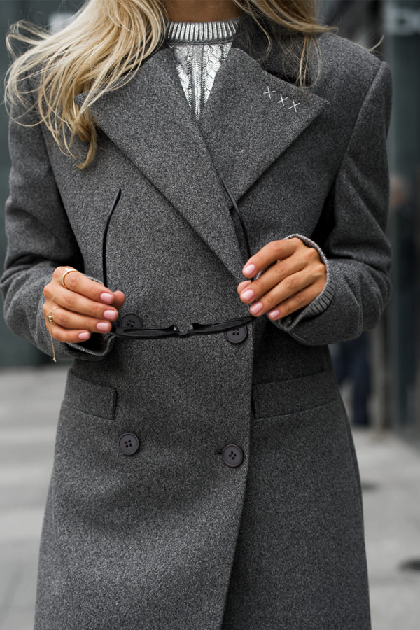 Пальто сірого кольору з білою вишивкою 1