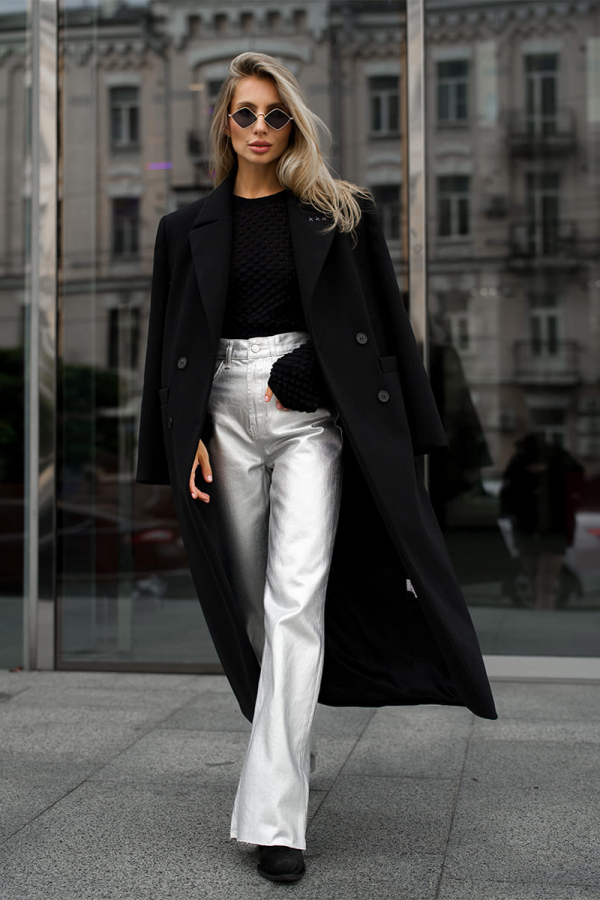 Пальто чорного кольору з білою вишивкою 1