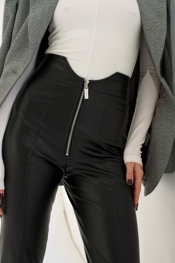Штани з екошкіри чорного кольору з фігурним вирізом 1