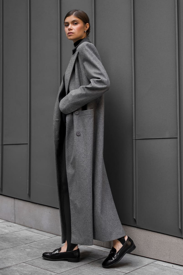 Пальто сірого кольору на утеплювачі з вишивкою 1