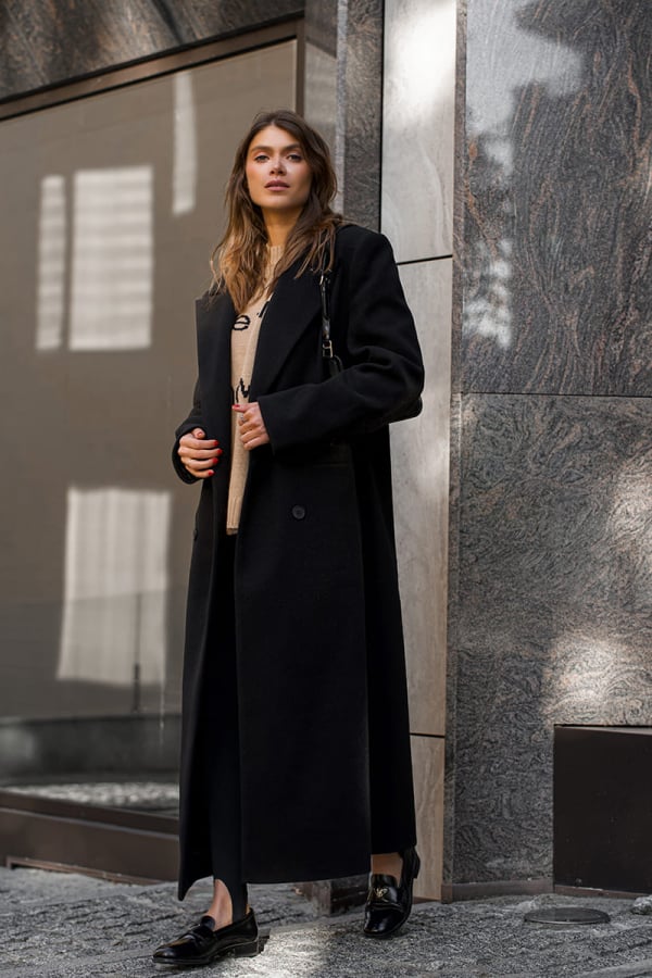 Пальто чорного кольору на утеплювачі з вишивкою 1
