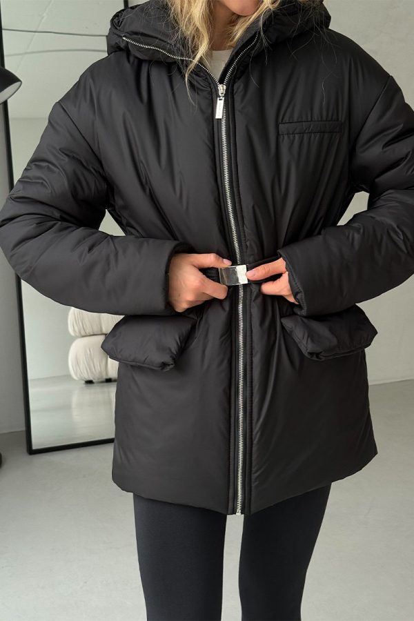Куртка-пуховик чорного кольору під пояс 1