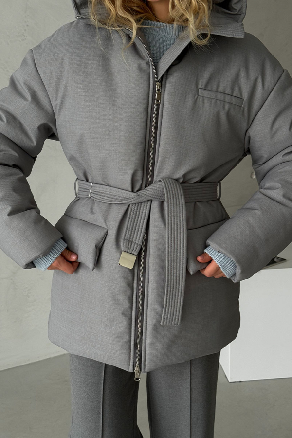Куртка-пуховик сірого кольору під пояс 1