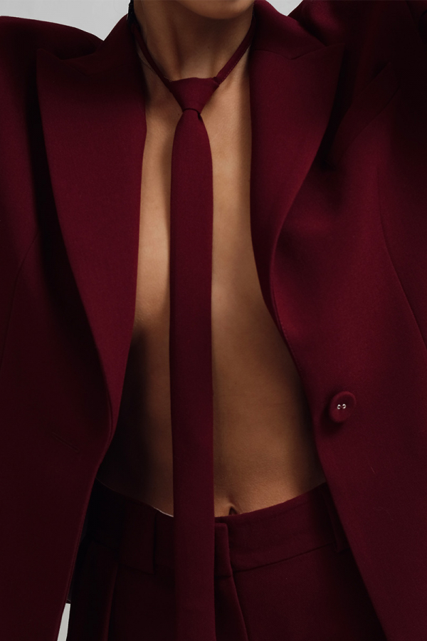 Краватка бордового кольору від костюма 1