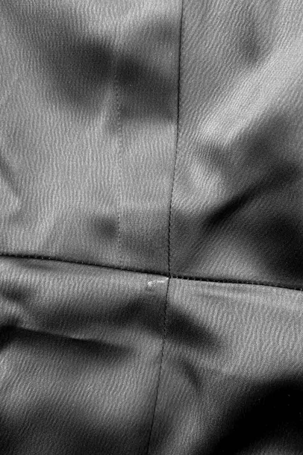 Сукня міді шовкова чорного кольору зі шлейфом та стразовою стрічкою 1