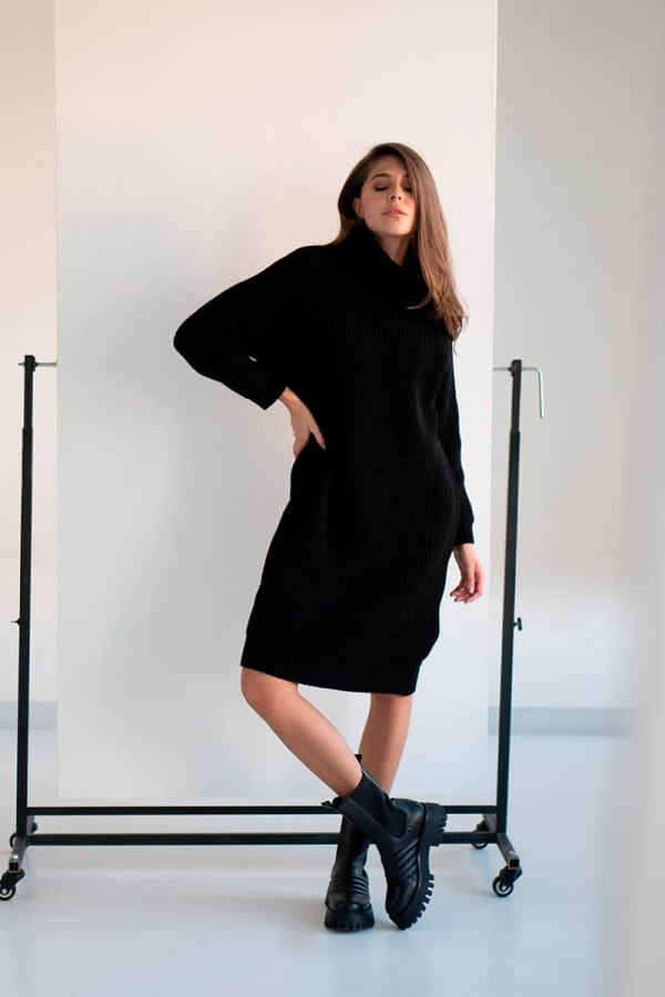 Сукня-светр чорного кольору з коміром 1