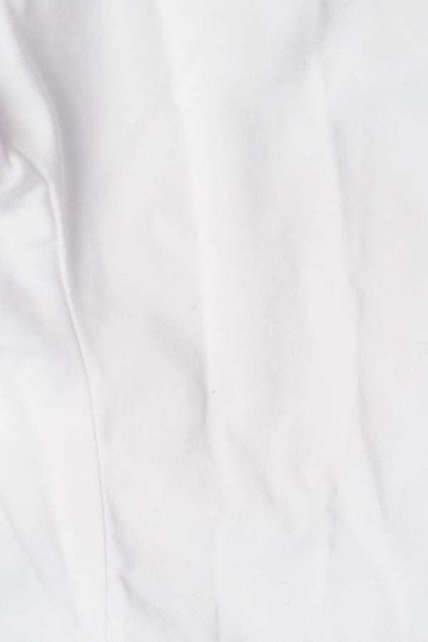 Сорочка білого кольору з розрізом та зав'язками на спині 1