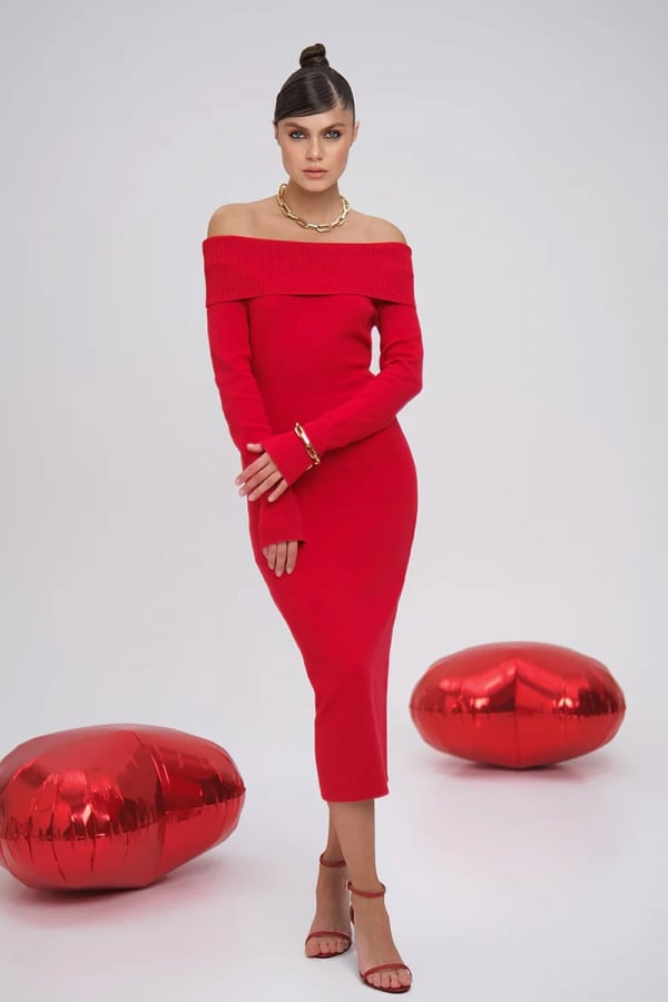 Сукня міді трикотажна червоного кольору з відкритими плечима 1