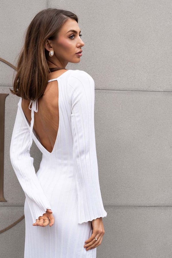 Сукня міді трикотажна білого кольору з вирізом на спинці 1