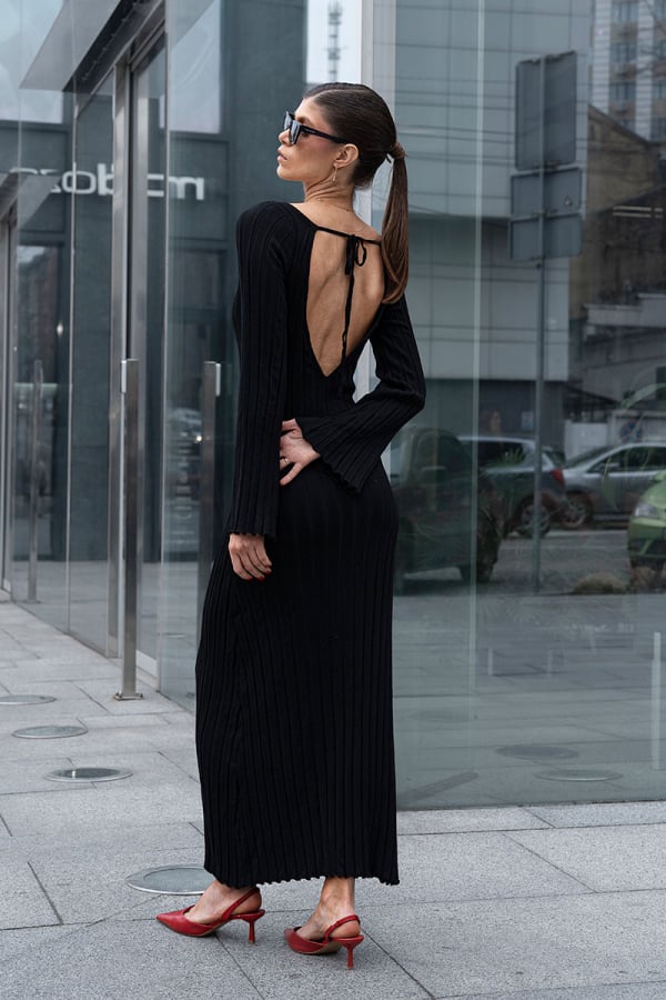 Сукня міді трикотажна чорного кольору з вирізом на спинці 1