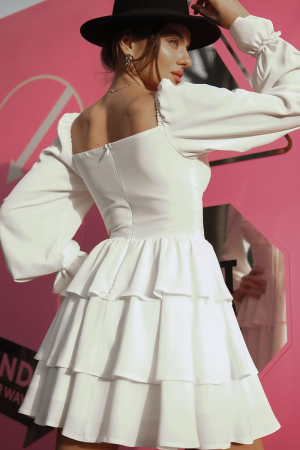 Сукня міні білого кольору корсетна з рюшем 1