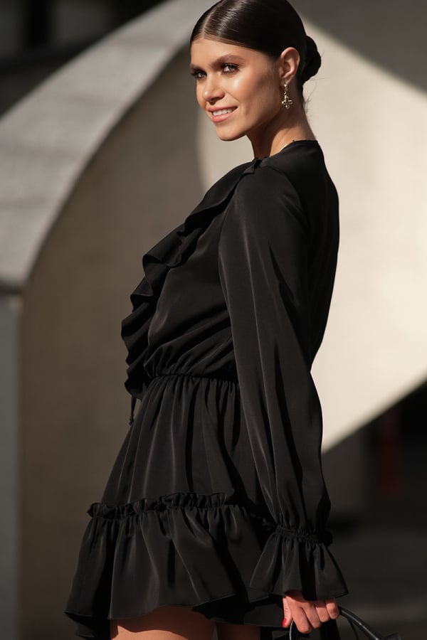 Сукня міні чорного кольору з оборкою по низу 1