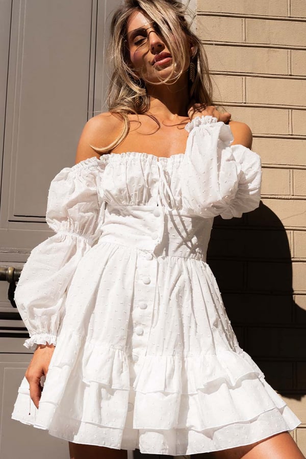 Сукня міні білого кольору зі спущеним плечем 1