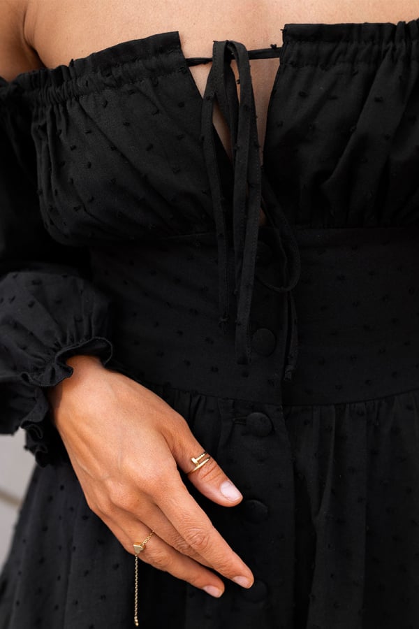 Сукня міні чорного кольору зі спущеним плечем 1
