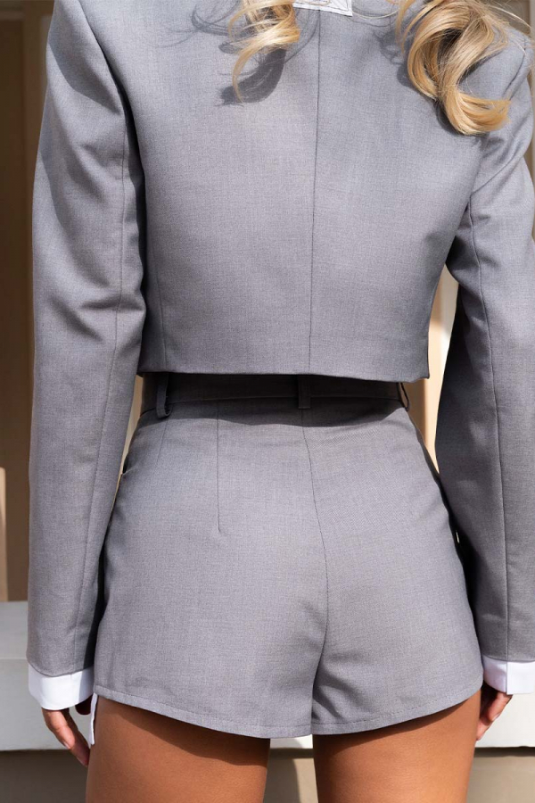 Жакет вкорочений сірого кольору від костюма з шортами 1