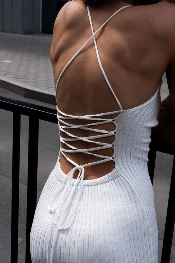 Сукня міді трикотажна білого кольору із зав'язками на спині 1