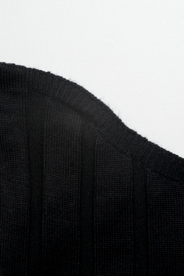 Сукня міді трикотажна чорна з вирізом на спинці 1
