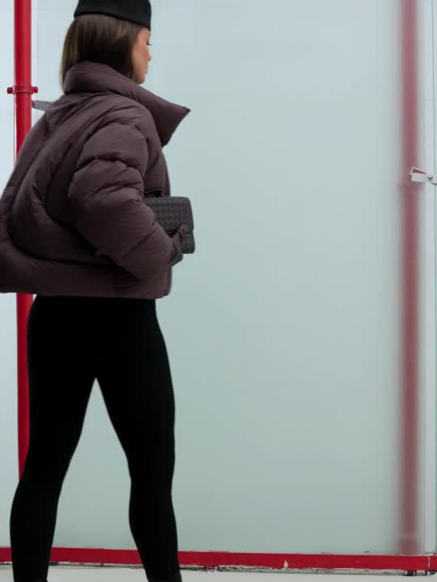 Пуховик оверсайз бордового кольору вкорочений з коміром стійка 2