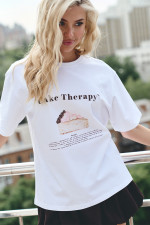Футболка білого кольору з коричневим принтом Cake Therapy