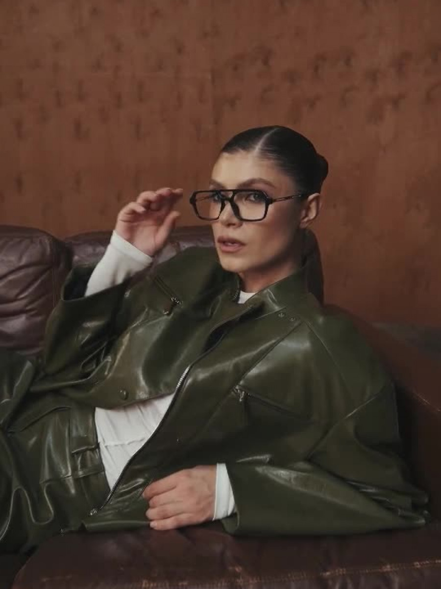 Бомбер зеленого кольору з коміром стійка 2