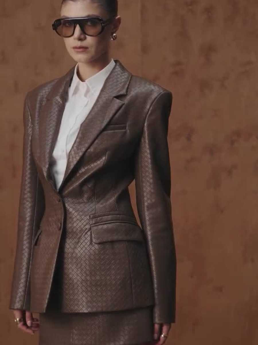 Жакет приталений коричневого кольору з фактурної еко-шкіри 2