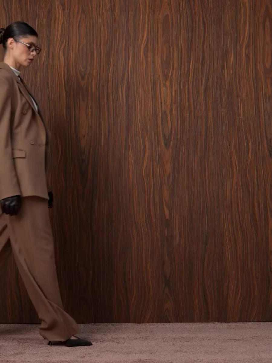 Костюм темного-бежевого кольору з жакетом акцентними плечима та штанами прямими 2