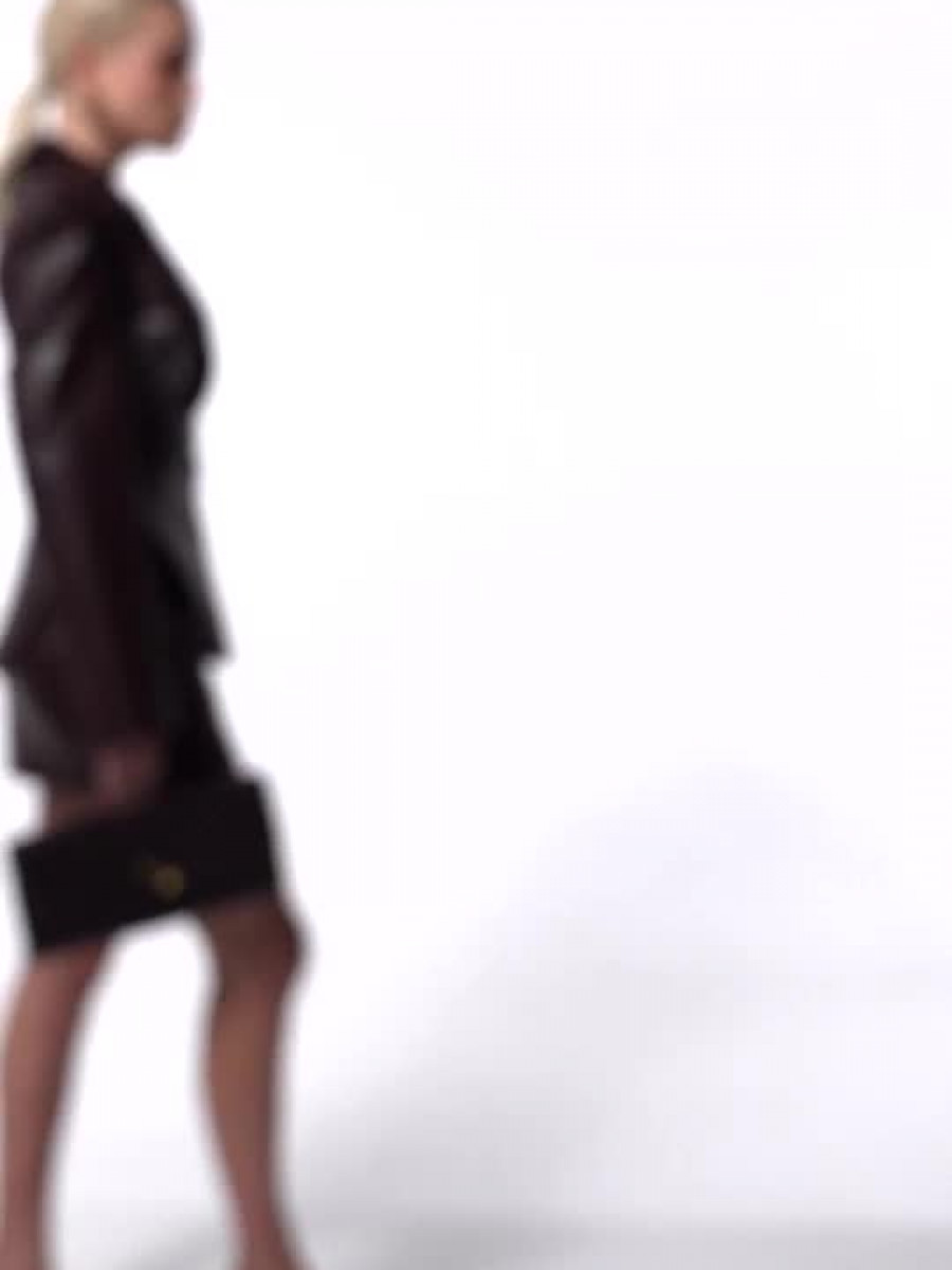 Костюм бордового кольору з жакетом з еко-шкіри з глибоким вирізом і спідницею міні 2