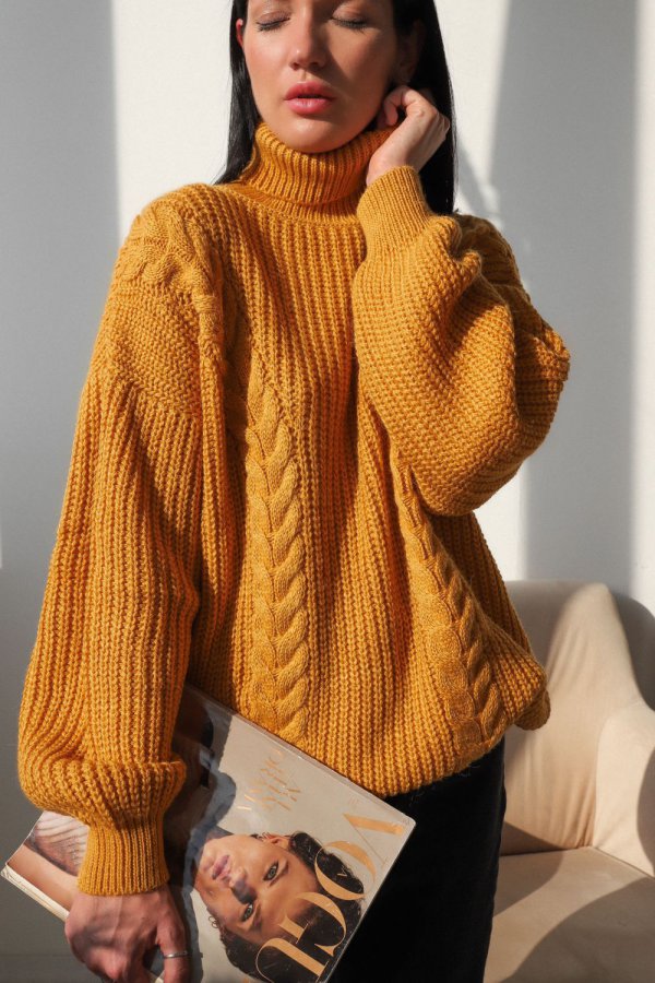 Объемный свитер женский горчичного цвета 2