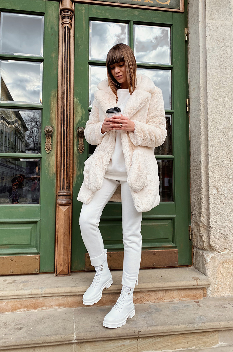 Ботинки женские белого цвета высокие кожаные зима 6