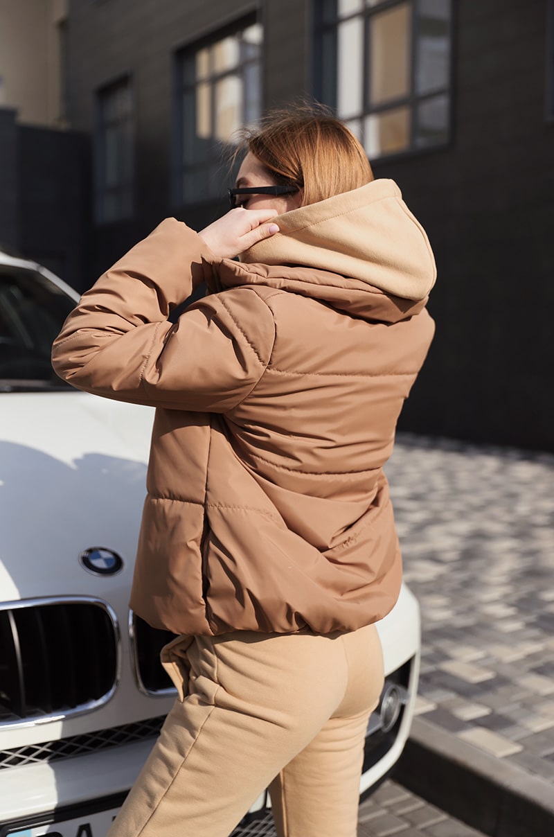 Куртка женская коричневого цвета 5