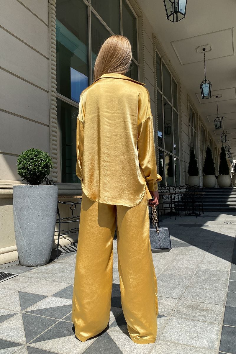 Сорочка золотого кольору від шовкового костюма 3