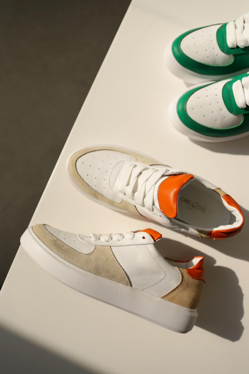 Кросівки білого кольору із помаранчевими вставками 2