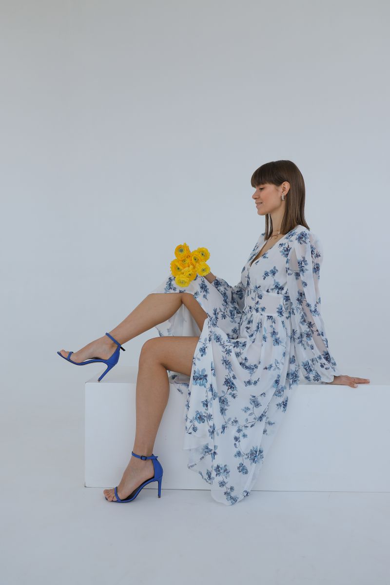 Сукня міді шифонова білого кольору в сині квіти 2