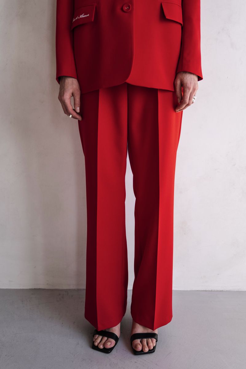 Штани червоного кольору від костюма з піджаком 4