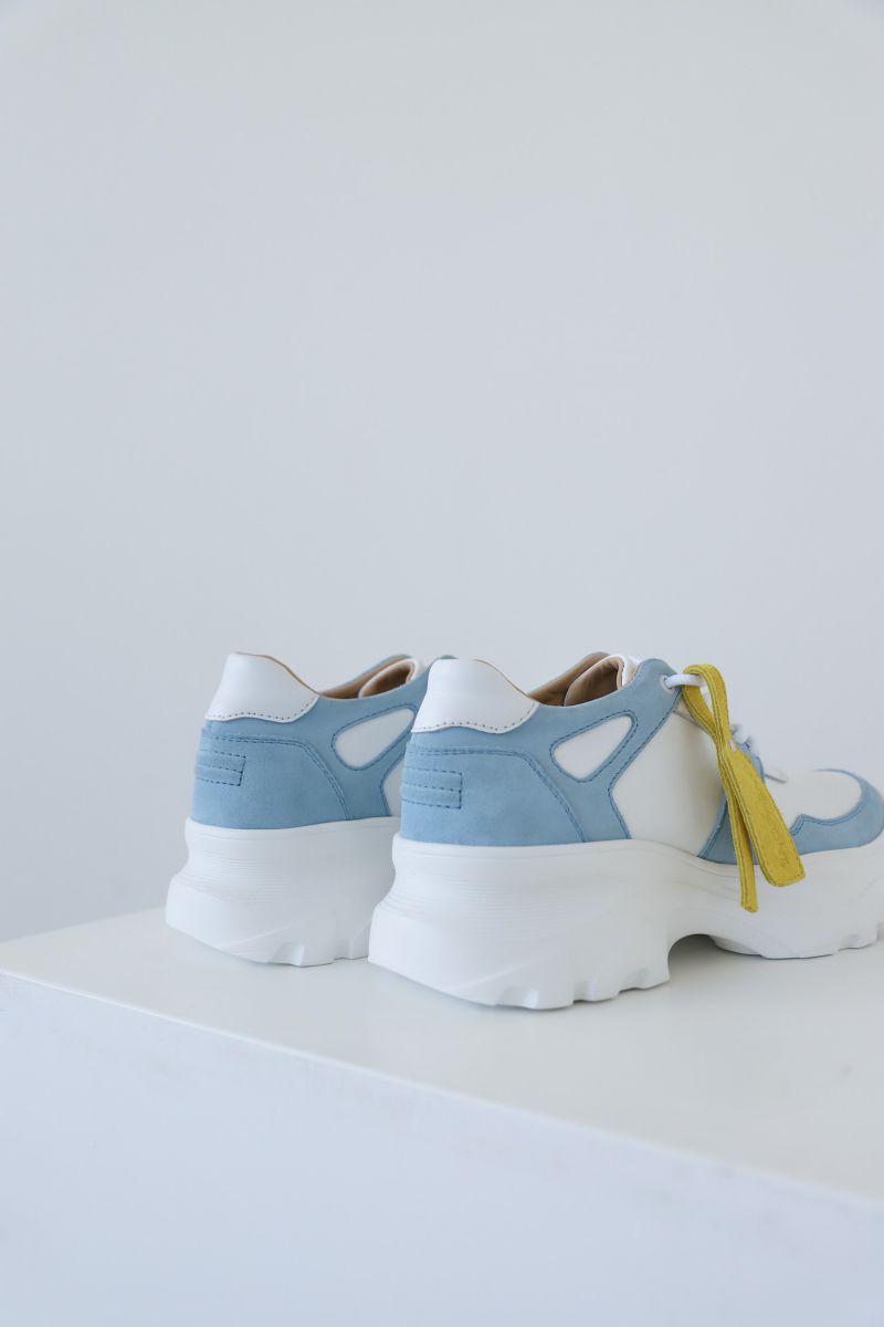 Кросівки із синіми вставками 8