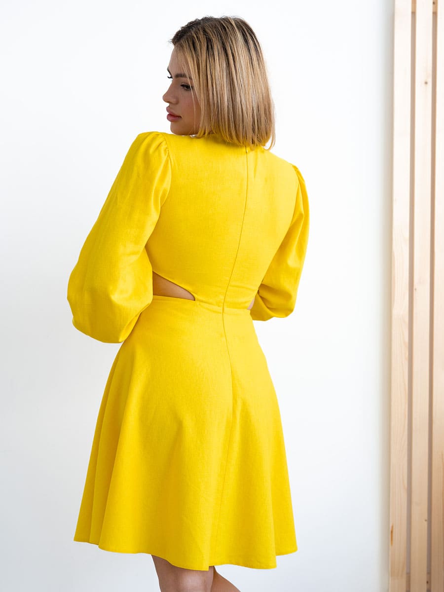 Сукня міні жовтого кольору з вирізами 3