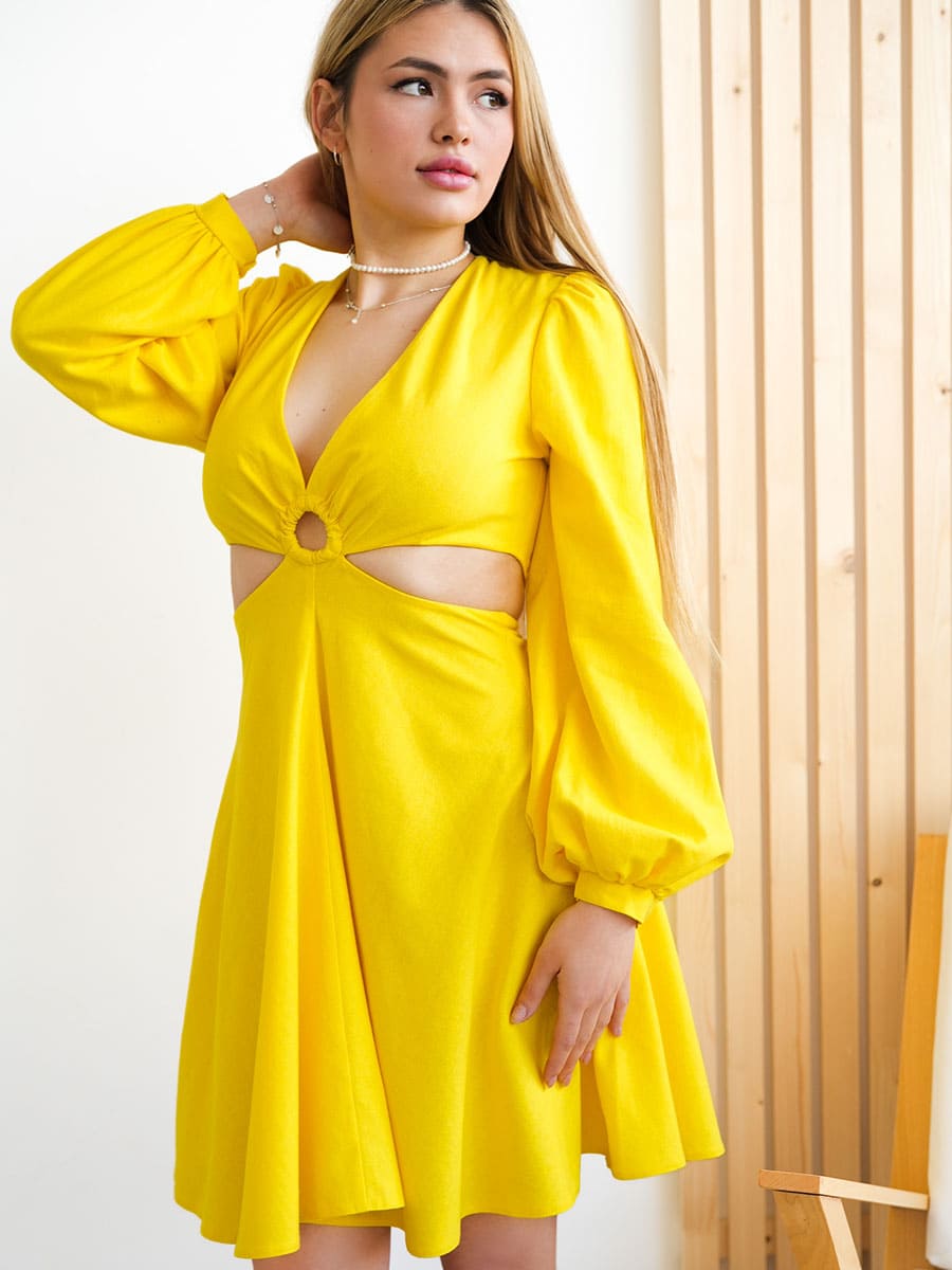Сукня міні жовтого кольору з вирізами 2