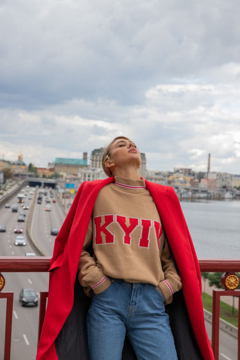Светр коричневий KYIV, напис червоний 1