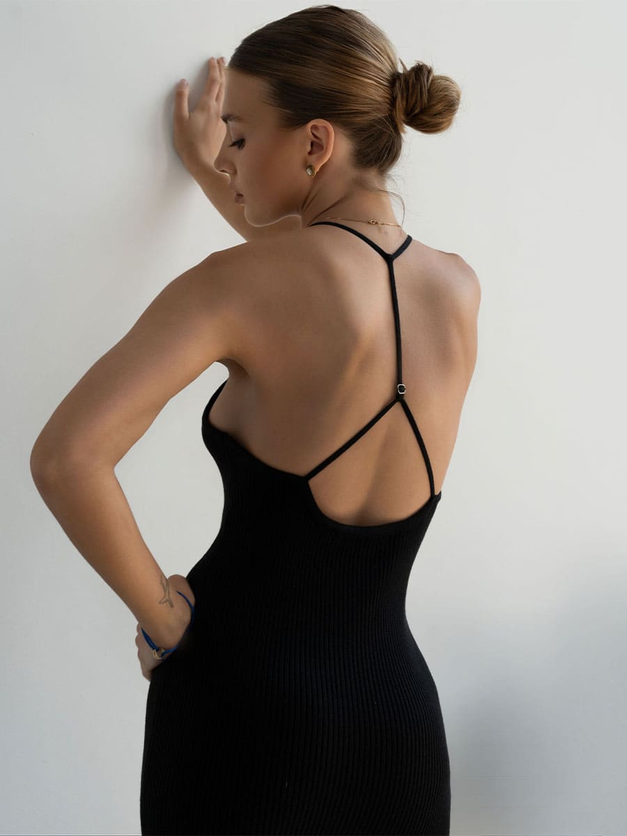 Сукня міді трикотажна чорного кольору з відкритою спинкою 1