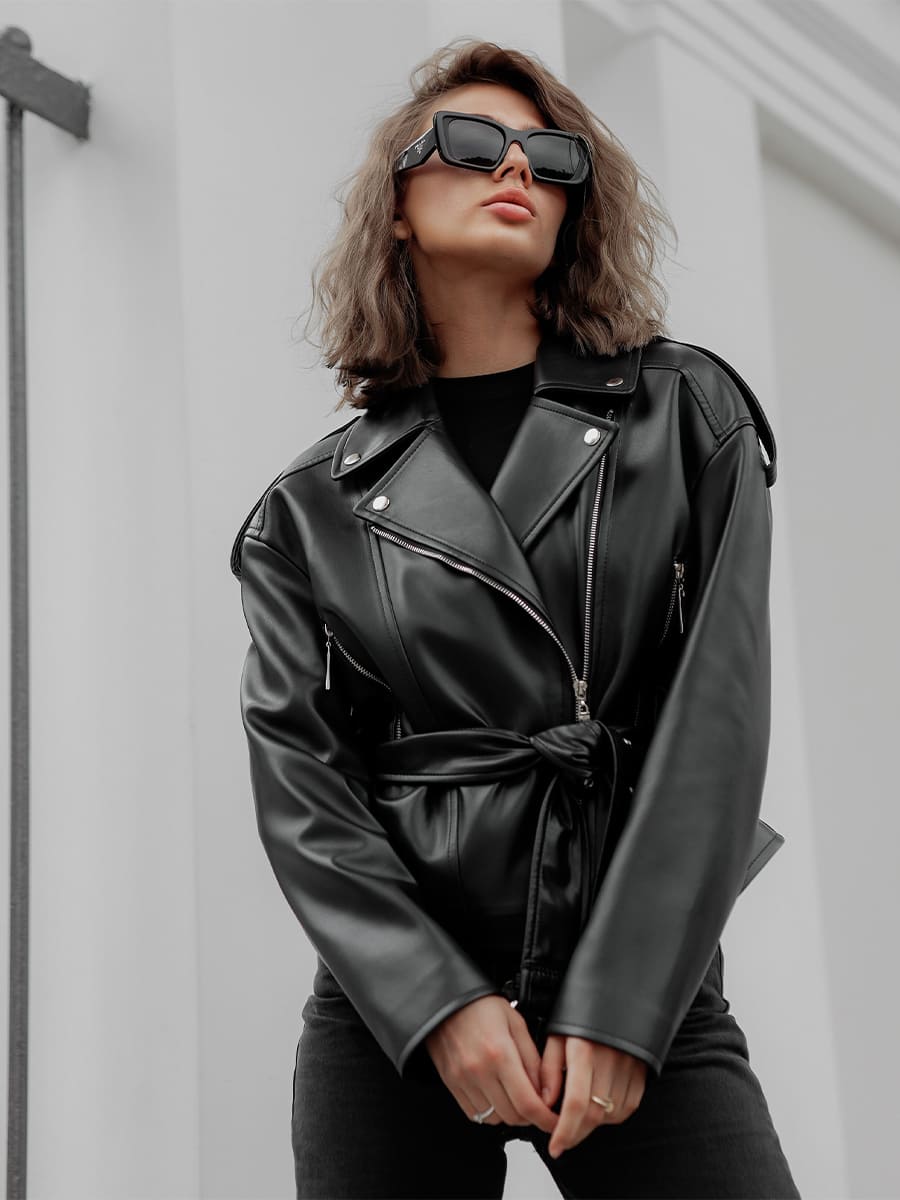 Куртка-косуха чорного кольору з ремінцем 1