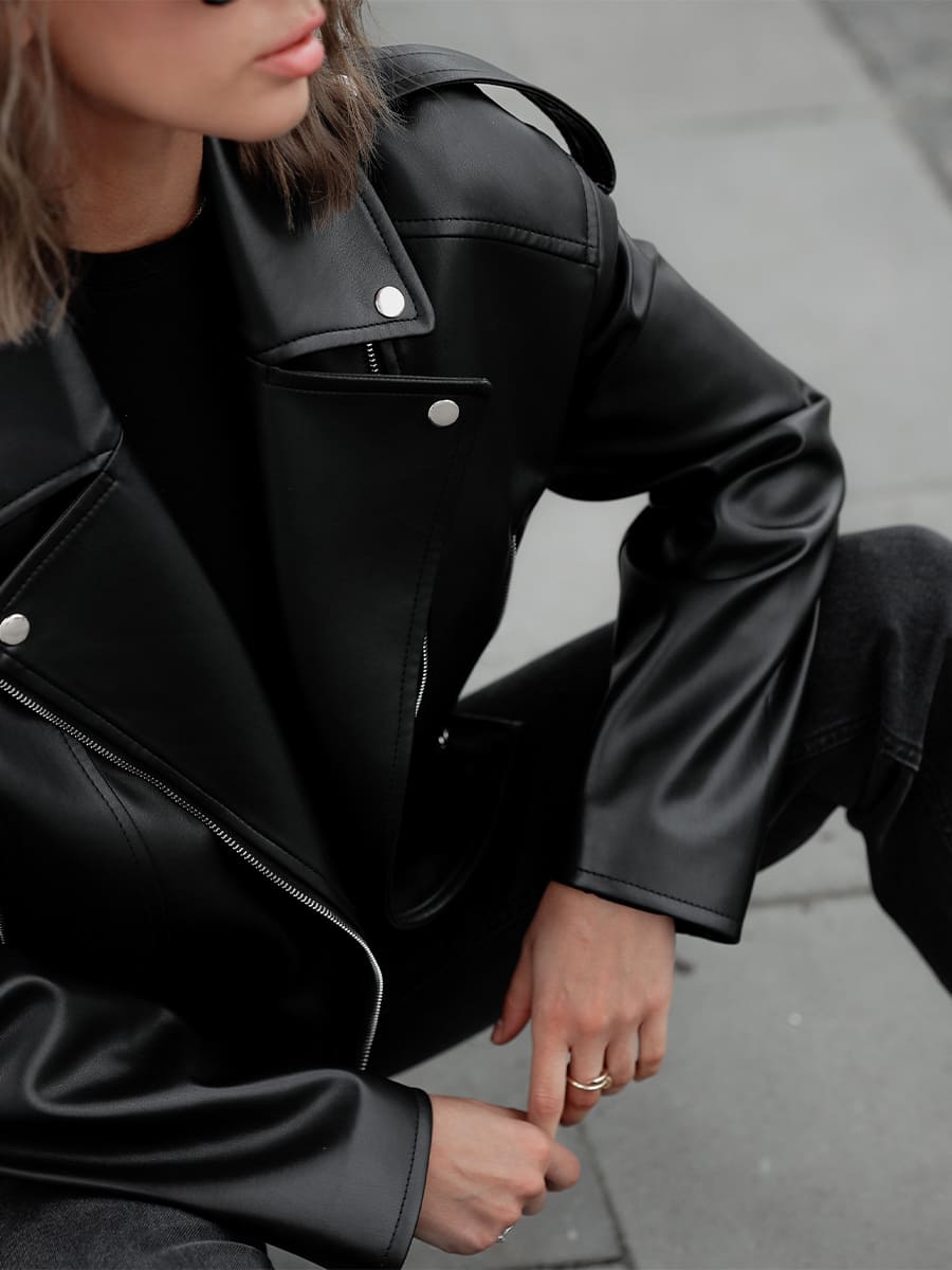 Куртка-косуха чорного кольору з ремінцем 4