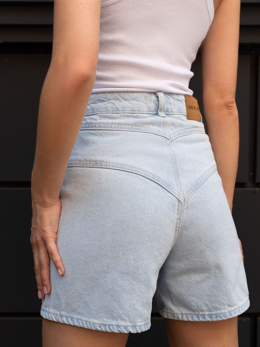 Шорти джинсові блакитного кольору з двома кишенями 2