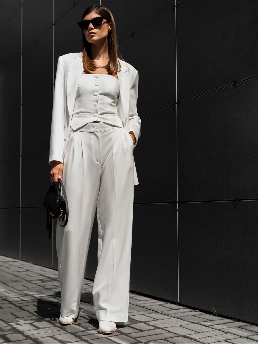 Жакет однобортний білого кольору від костюму зі штанами та топом 2